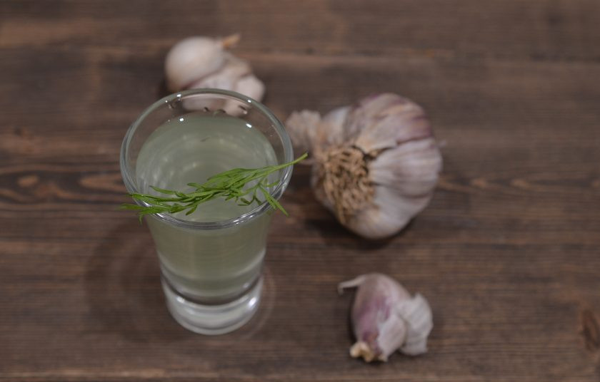 1. Этап. Настойка на чесноке и укропе: Подготовьте ингредиенты.