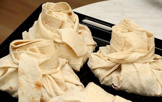 1. Этап. Мясо в армянском лаваше: Завернутые и завязанные лаваши ставим в разогретую до 160 градусов духовку на 15-20 минут. Лаваш должен стать хрустящим. Готово - подавать к столу сразу же, пока не остыло.