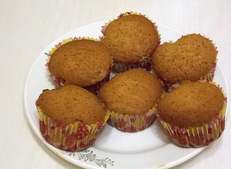 1. Этап. Маффины с маком и грейпфрутовым соком: Выпекайте в горячей духовке при 180 градусах в течение 25 минут, до готовности.