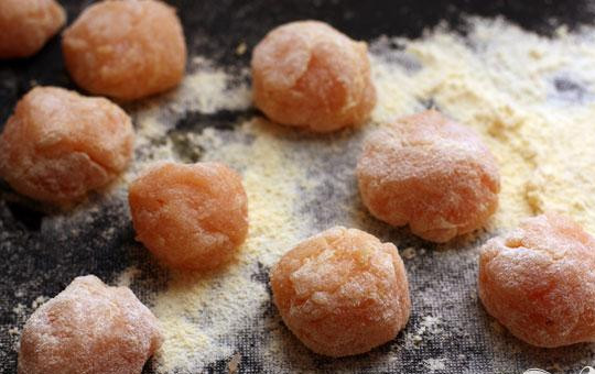 1. Этап. Куриные крокеты: 3. Поверхность посыпаем мукой и из фарша формируем шарики, диаметром приблизительно с грецкий орех. На каждый шарик идет чайная ложка смеси.