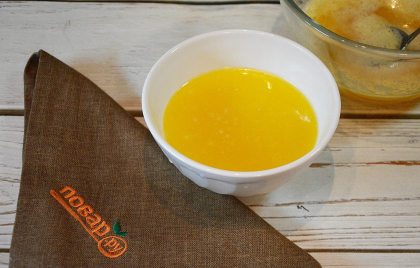 1. Этап. Яблочный пирог от Аллы Ковальчук: 3. 200 грамм масла растопите и охладите. Добавьте к яйцам с сахаром.