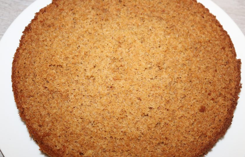 1. Этап. Воздушный медовик: Разрежьте медовик пополам.