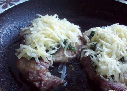 1. Этап. Свинина под сыром и шпинатом: 5. На терке натираем сыр. Сверху на кусочки мяса выкладываем сыр, и под крышкой подогреваем (сыр должен расплавиться).