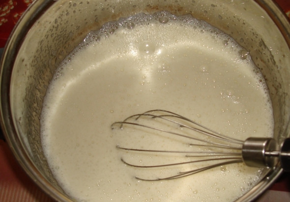 1. Этап. Шарлотка с клубникой в мультиварке: Взбейте яйца с сахаром миксером до пышной пены.