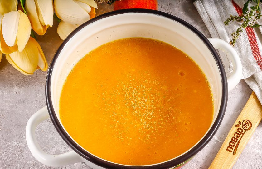 1. Этап. Муссовый торт Персик: Перелейте персиковое пюре в кастрюлю. Поместите ее на плиту, включая умеренный нагрев, и доведите пюре до кипения. Выключите нагрев и вмешайте в пюре желатин, оставляя 1 ч.л. желатина для варенья.