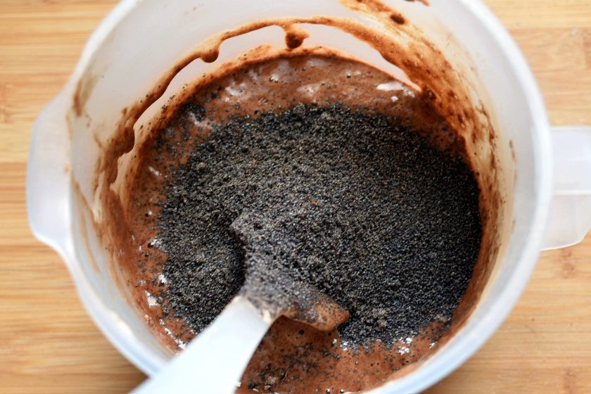 1. Этап. Маковый торт с йогуртовым муссом и белым шоколадом: Всыпьте мак, предварительно смолов его на кофемолке. Перемешайте лопаткой.