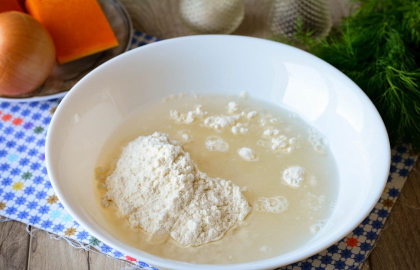 1. Этап. Чуду с тыквой: Для теста смешайте муку с солью и влейте воду.