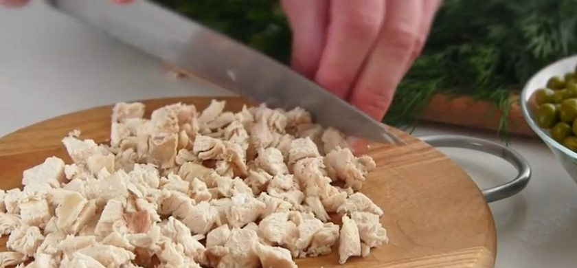 1. Этап. Салат с курицей и грибами Осень: 2. Тушите овощи еще в течение 5-7 минут до готовности, помешивая лопаткой. Отварной картофель, отварные яйца, отварную куриную грудку и грибы нарежьте крупными кубиками.