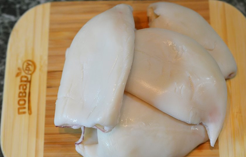 1. Этап. Кальмары, фаршированные грибами и черносливом: Кальмары почистите и отварите в кипящей соленой воде не более 2х минут.