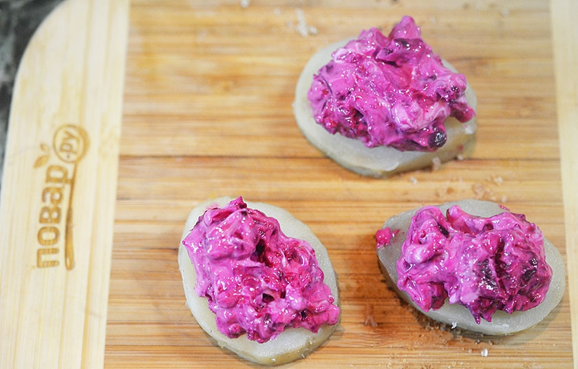 1. Этап. Ассорти из канапе: Выложите свекольный мусс на картофель.