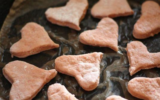 1. Этап. Томатные пряники: Затем пряники разложить на противень, застеленный бумагой для выпекания (смазанный с двух сторон маслом) и отправить выпекаться в духовку при средней температуре на 30 минут.