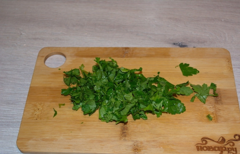 1. Этап. Салат Океан: Мелко нарежьте петрушку.