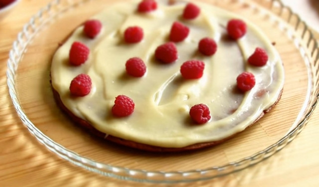 1. Этап. Шоколадный медовик Спартак: 8. Время собирать торт! На блюдо положите корж, смажьте его кремом и разложите ягодки. Чередуйте так все слои. Кремом смажьте верх и бока торта.