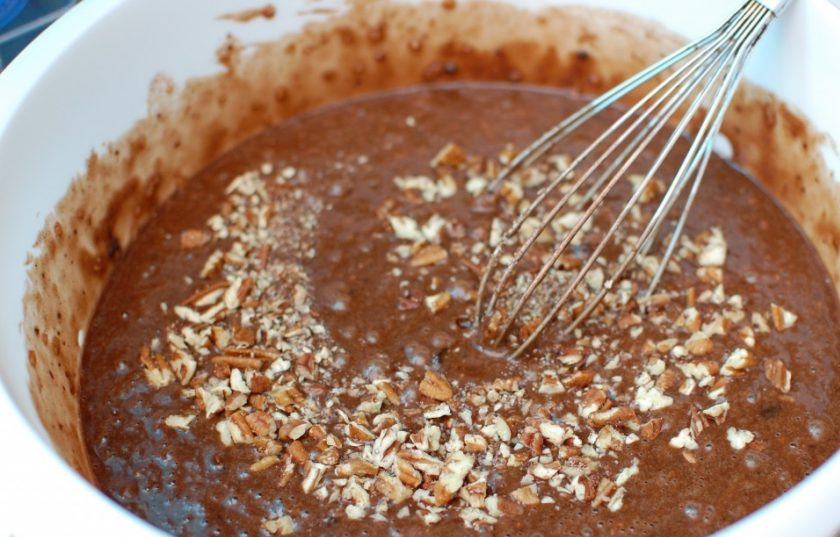 1. Этап. Шоколадный пирог с тыквой и орехами: 5. Нарежьте 0,5 стакана орехов, выложите их к тесту.