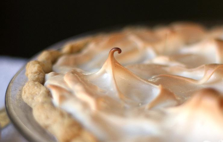 1. Этап. Ананасовый пирог с безе: 6. Выпекать пирог в предварительно разогретой духовке всего несколько минут. Хранить пирог в холодильнике до готовности подать. Нарезать пирог на кусочки и подавать теплым или холодным по желанию.