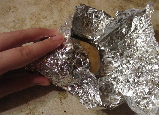 1. Этап. Картофель в фольге с сыром: Плотно завернуть картошку в фольгу.