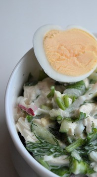 1. Этап. Окрошка с курицей: Готовый суп украсить яйцом.