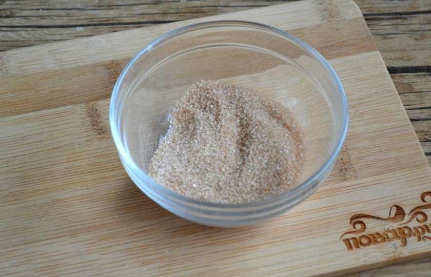 1. Этап. Булочки с корицей из слоеного теста: Смешайте сахар и корицу.