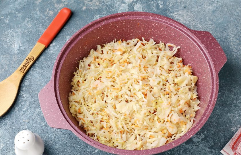 1. Этап. Мясо с квашеной капустой по-немецки: Капусту отожмите от сока, должно получиться 250-300 грамм. Если капуста слишком кислая, то промойте её, а потом опять хорошенько отожмите.