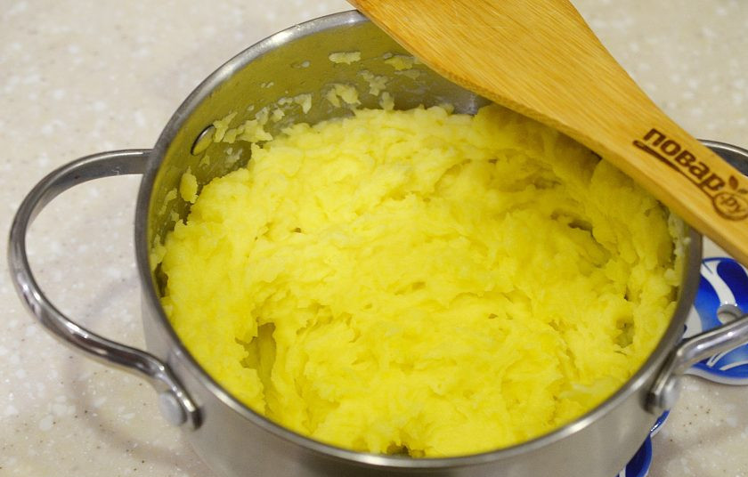 1. Этап. Свинина с грибами под шубой: 6. Сделайте пюре.