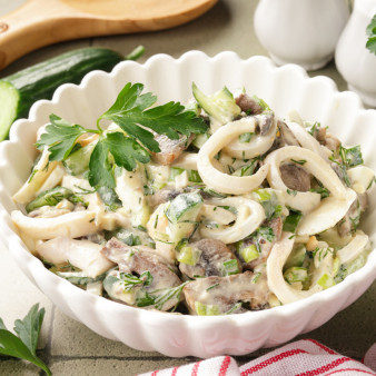 Салат с кальмаром, огурцом и грибами