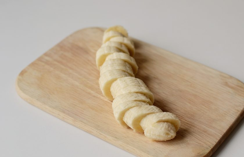 1. Этап. Смузи с облепихой: Банан очистите от кожуры и нарежьте кружочками.