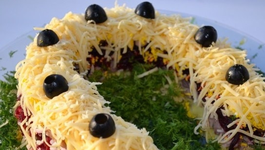 1. Этап. Салат Подкова: 4. На свеклу также нанесите сеточкой майонез или просто смажьте ложкой. Добавьте тертый сыр. Сверху кругом выложите маслины. Салат 