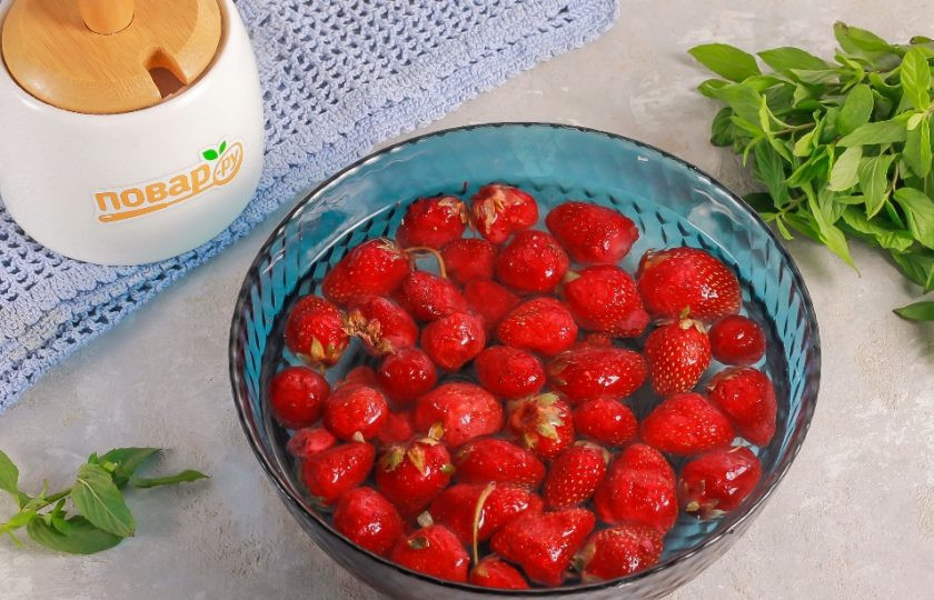 1. Этап. Свежая клубника с сахаром до весны: Ягоды клубники высыпьте в глубокую емкость и залейте холодной водой. Промойте от мусора и пыли, удалите хвостики с ягод.