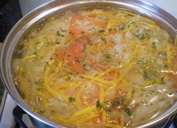 1. Этап. Вегетарианские щи: 8. В готовые щи кладем зелень и черный молотый перец. Также можно добавить чеснок или лавровый лист во время варки.