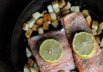 1. Этап. Стейк из лосося: По истечении 15 минут, достаем нашу рыбу из духовки и перекладываем ее к картофелю в сковородку. На рыбу кладем да новых колечка лимона (старые выбрасываем), а картофель поливаем рыбным соком (из фольги) и отправляем обратно в духовку примерно на 5-7 минут. После чего достаем ее, раскладываем по тарелкам и наслаждаемся. Приятного аппетита!