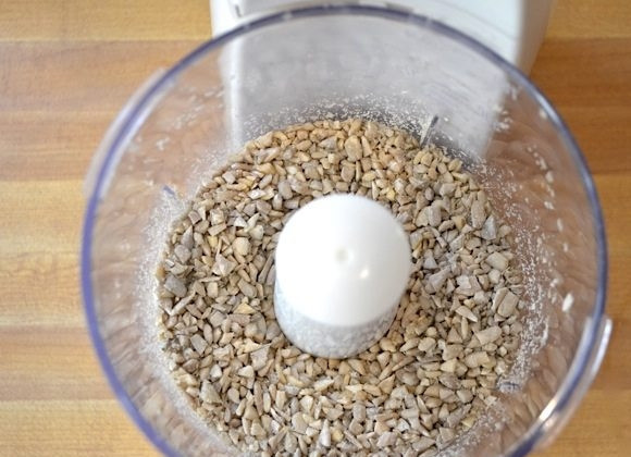 1. Этап. Хлеб с семечками: 2. В чаше блендера крупно нарежьте семена подсолнуха.