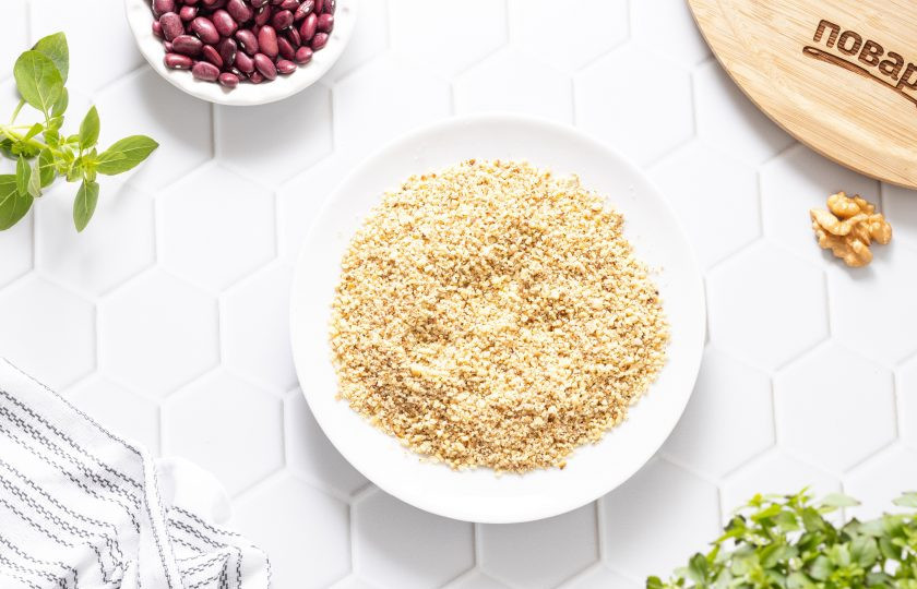 1. Этап. Лобио из красной фасоли (классический рецепт): Грецкие орехи подсушите на сковороде, затем измельчите. Можно крупно их порубить, пробить в блендере или подавить в ступке.