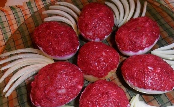 1. Этап. Закуска Селедка под шубой в яйце: Наполните белки яиц фаршем из овощей. Сельдь порежьте ломтиками. Уложите сельдь поверх яйца. Украсьте закуску зеленью и посыпьте тертым сыром.