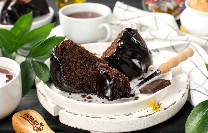 1. Этап. Какао-манник в глазури: Какао-манник в глазури готов. При желании манник можно посыпать измельчёнными орешками или украсить кондитерским декором. Разрежьте пирог на порции и подавайте к столу. Приятного аппетита!