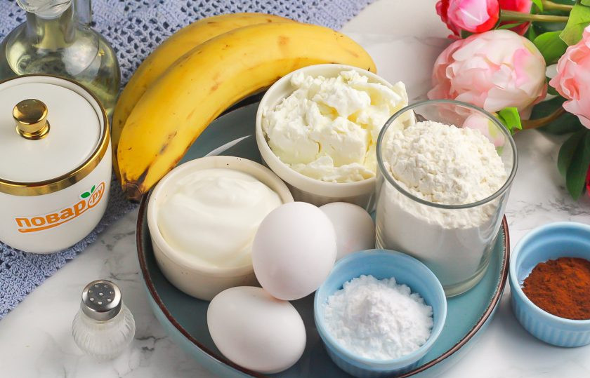 1. Этап. Торт Бисквитное чудо: Подготовьте указанные продукты. Сметану можно использовать любой жирности, как и творог. Творог выбирайте влажный.