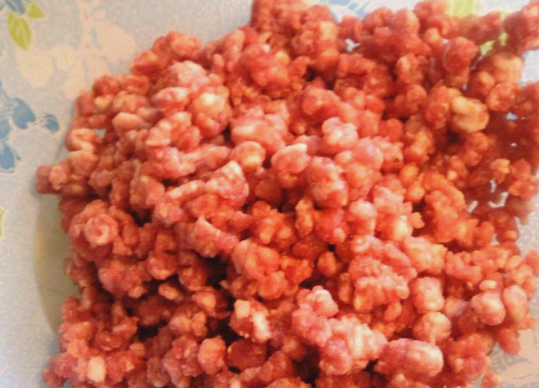 1. Этап. Биточки в томатном соусе: Для начала мы ставим отвариваться фасоль, а потом занимаемся приготовлением фарша, я обычно беру кусочек говядины и свинины и перекручиваю мясо через мясорубку.