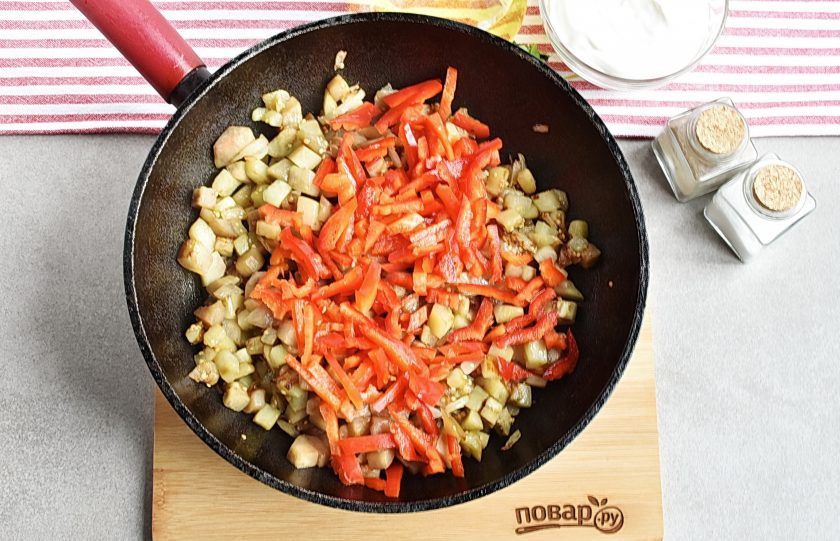 1. Этап. Вкусный соус к макаронам: Добавьте тонко нашинкованный сладкий перец и жарьте до мягкости баклажанов, еще минуты 3-4.