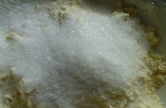 1. Этап. Печенье желейное: 3. Добавляю 5 столовых ложек сахарного песка и ваниль, перемешиваю.