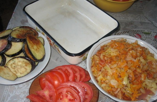 1. Stage. Eggplant casserole: Grate carrots on a coarse grater, cut cabbage and pepper into strips. Onion cut into cubes, eggplant circles. Salt the eggplant and fry until golden brown in oil. Fry the onion with carrots until soft, then add pepper and cabbage, salt and pepper. Cook for 5 minutes, then add the tomato paste and simmer another 5 minutes. Slice the tomatoes.