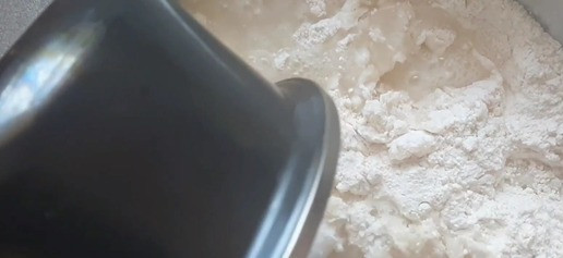 1. Этап. Чебуреки на заварном тесте: Влить кипяток.