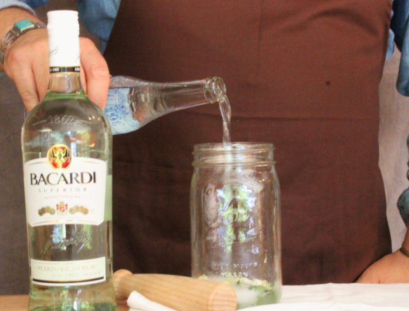 1. Этап. Мохито с Бакарди: Налейте 100 грамм минеральной воды.