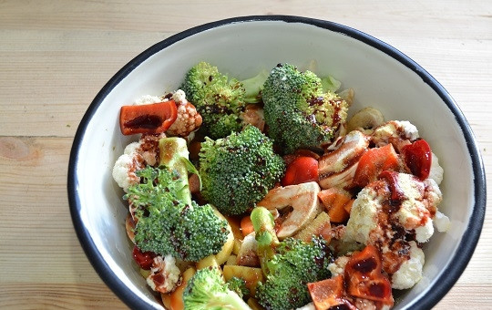 1. Этап. Овощи с гранатовым соусом: 10. Поливаем овощи двумя соусами, добавляем специи и еще раз перемешиваем.