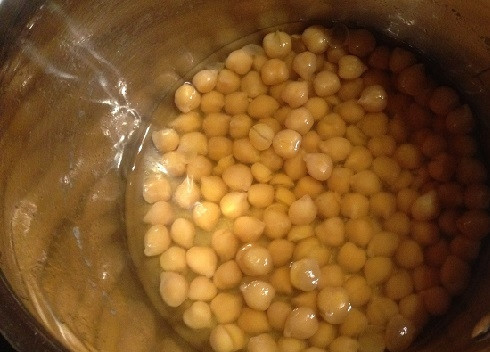 1. Этап. Пюре из нута с тыквой и грибами: 3. Заливаем промытый нут водой, чтобы она чуть покрыла зерна, и варим до готовности, немного посолив.