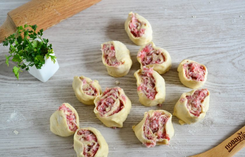 1. Этап. Ленивые пельмени на сковороде: Порежьте рулет на кусочки шириной примерно 3-4 см.