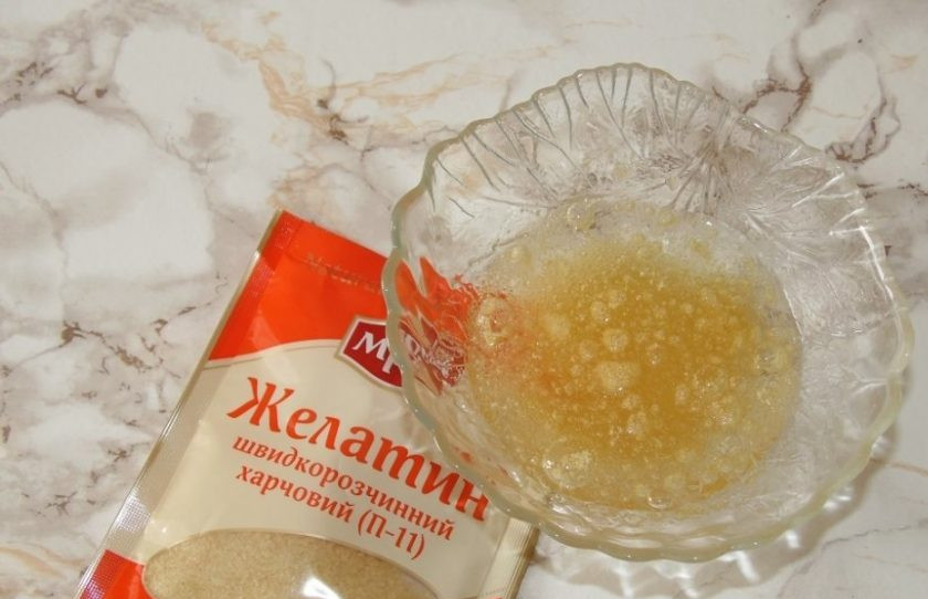 1. Этап. Молочный мусс: 1. В миску насыпьте желатин, залейте его холодной водой и оставьте на полчаса. За это время он разбухнет.