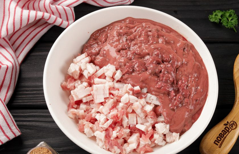 1. Этап. Сальтисон из свиной печени: Если печень подмороженная, её тоже нарежьте примерно такими же кубиками. Если у вас печень охлаждённая, как у меня, то можете пропустить её через мясорубку с крупной решёткой.