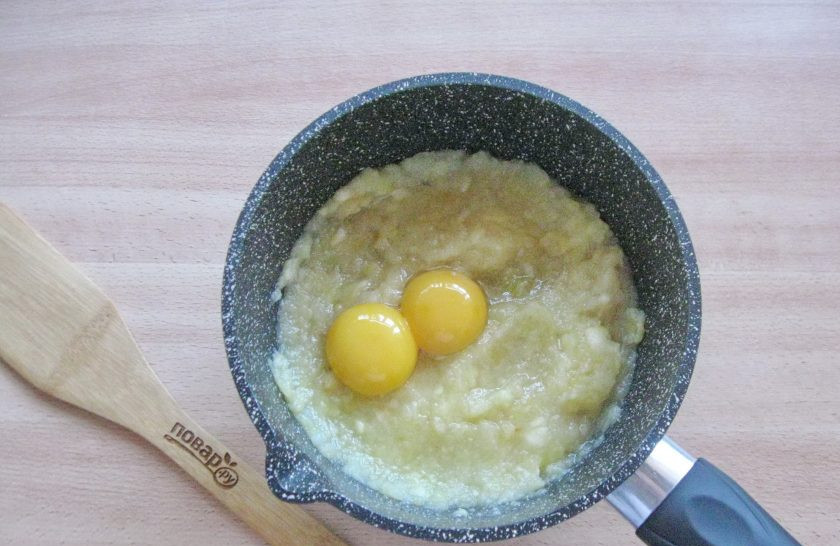 1. Этап. Яблочный курд: Перемешайте яблочное пюре с сахаром и добавьте желтки двух яиц. Снова перемешайте.