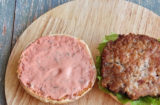 1. Этап. Двойной мясной бургер с карамелизированным луком: На нижнюю часть булочки положить лист салата, затем котлету.