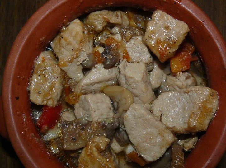 1. Этап. Свинина с фасолью в горшочках: И последний слой - опять мясо с овощами. На целый час ставим наш горшочек в духовку, разогретую до 180 градусов.