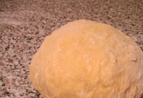 1. Этап. Медовая горка: В массу всыпьте муку и замешайте тесто.